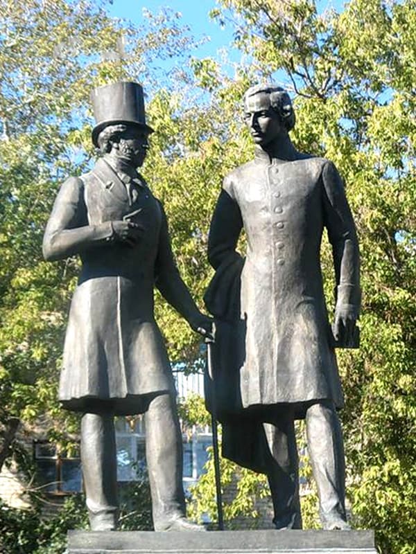 Памятник Владимиру Далю и Александру Пушкину