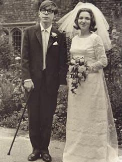 Stephen Hawking con su esposa