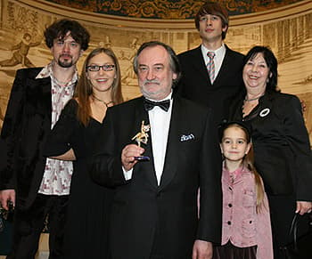 Богдан Ступка с сыном Остапом, невесткой Ириной, старшим внуком Дмитрием, супругой Ларисой и внучкой Устиной