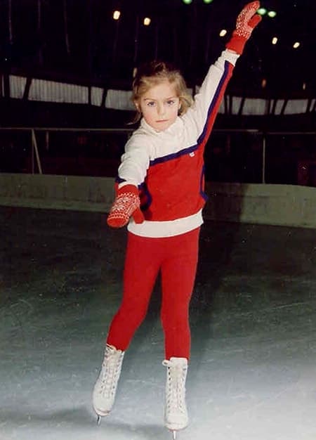 Саша Савельева в детстве на льду
