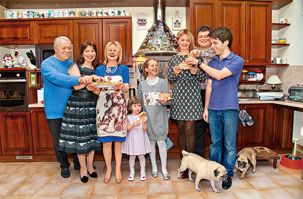 Дарья Донцова с семьей