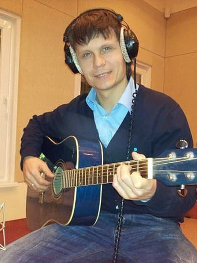 Артур Руденко с гитарой