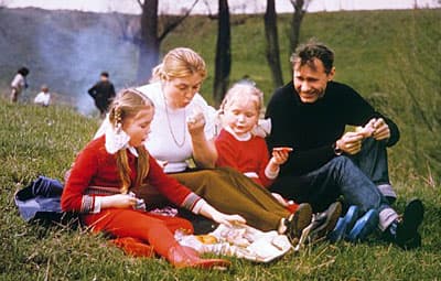Василий Шукшин и Лидия Федосеева с дочерьми