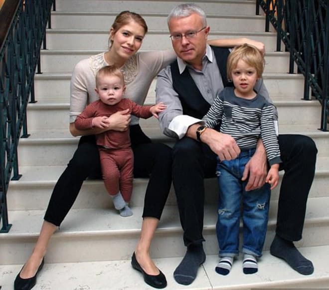 Александр Лебедев с семьей