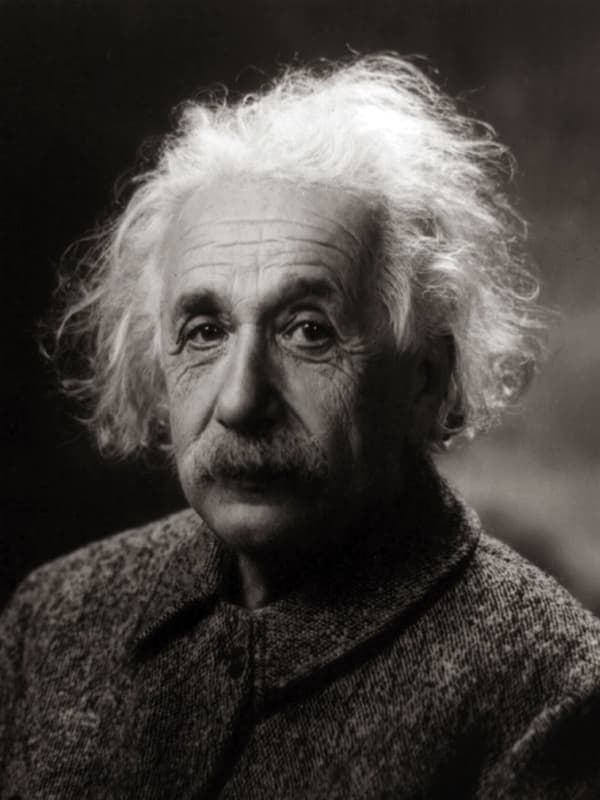 Эйнштейн на фоне атомного взрыва