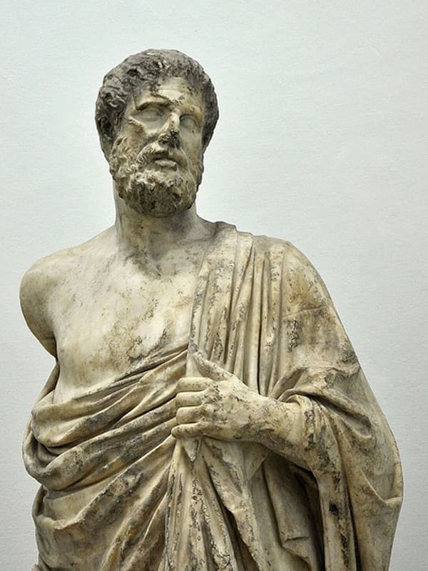 Статуя Гиппократа