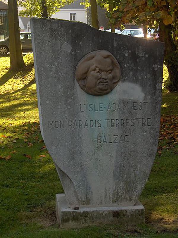 Памятник Оноре де Бальзаку