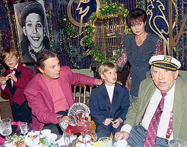 Максим Никулин с отцом, женой и детьми
