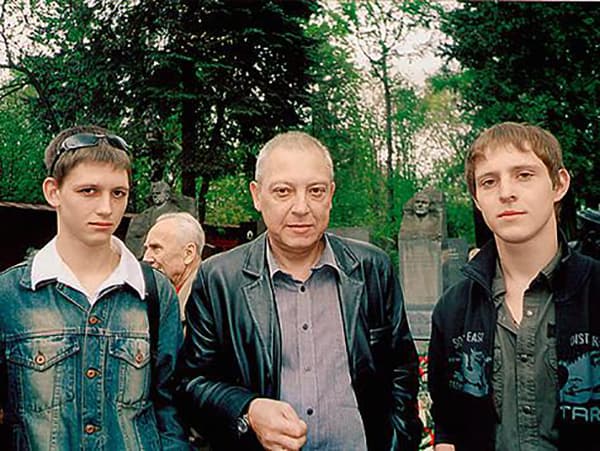 Максим Никулин с сыновьями