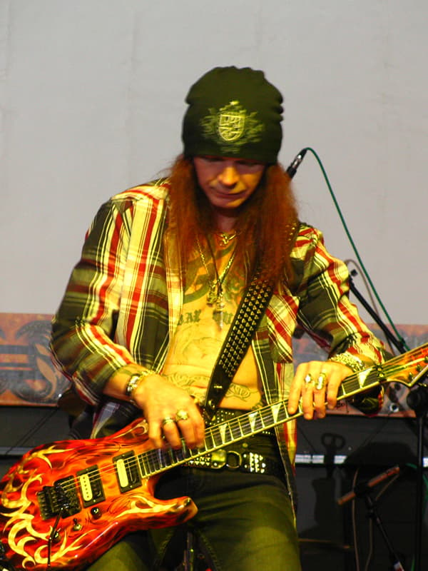Сергей Маврин с гитарой