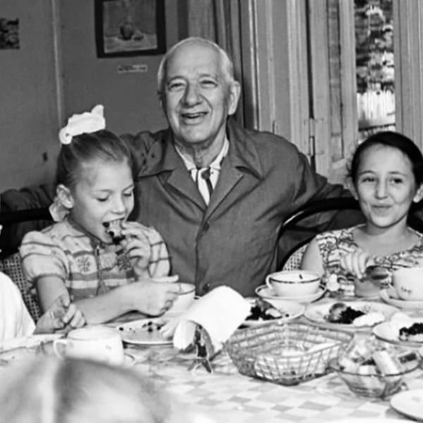 Корней Чуковский с детьми