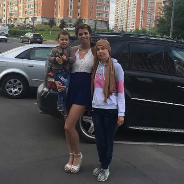 Светлана Устиненко с дочкой и внуком