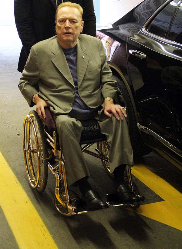 Ларри Флинт в инвалидной коляске
