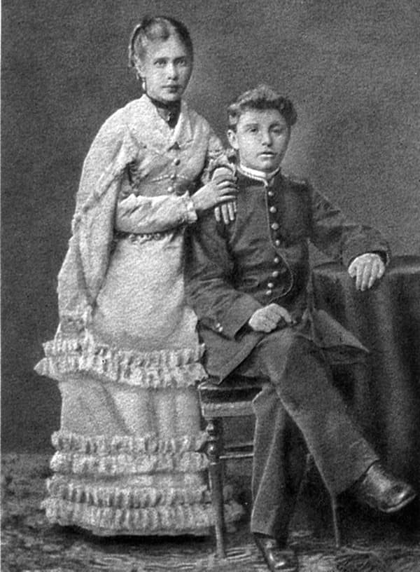 Михаил Врубель с сестрой