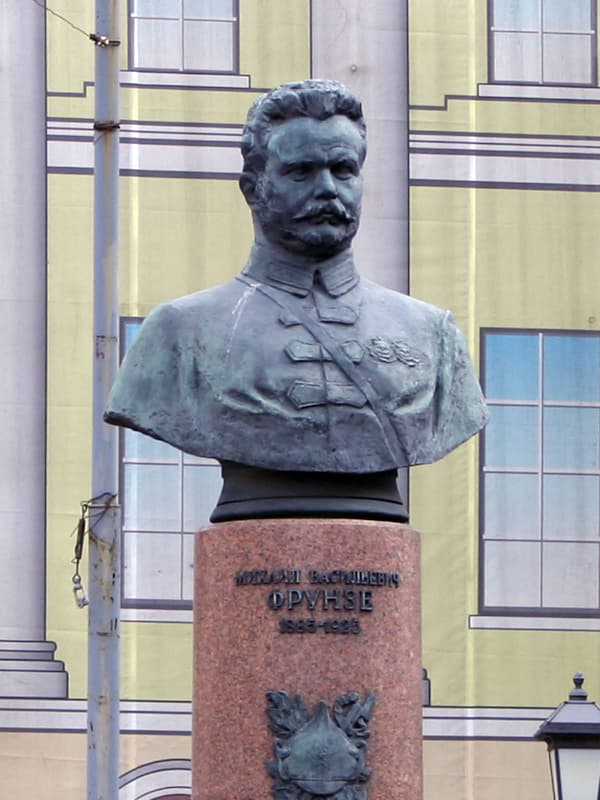 Памятник Михаилу Фрунзе