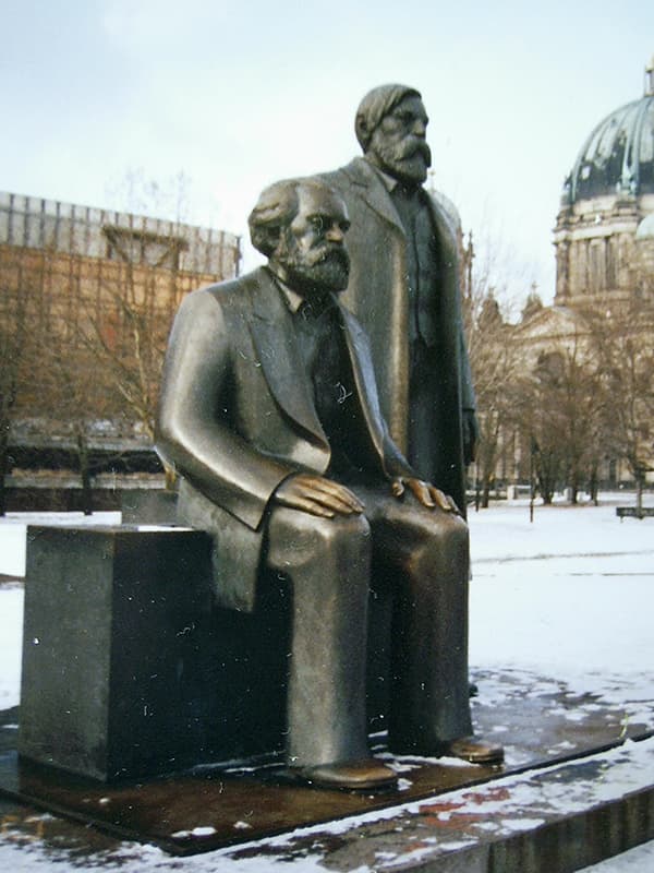 Памятник Фридриху Энгельсу и Карлу Марксу