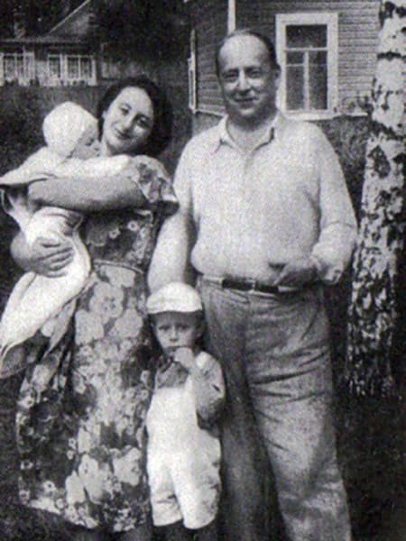 Евгений Шварц с дочкой и внуками