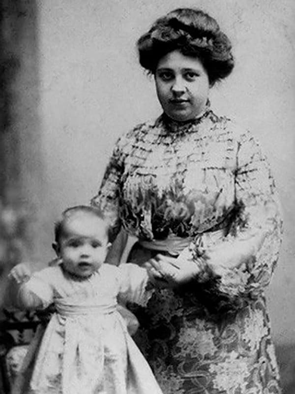 Наталья Кончаловская в детстве с мамой