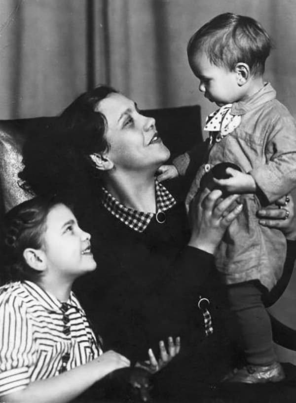 Наталья Кончаловская с сыном и дочерью