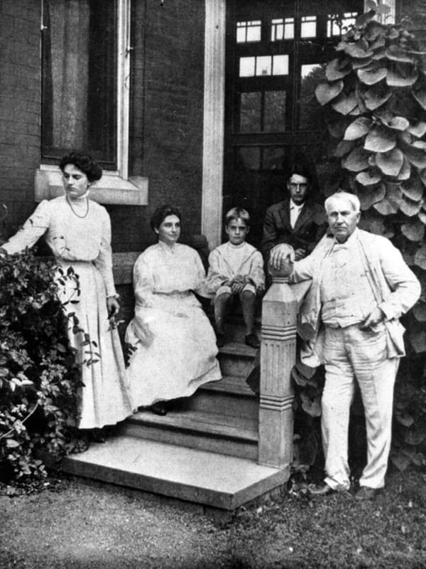 Томас Эдисон с семьей