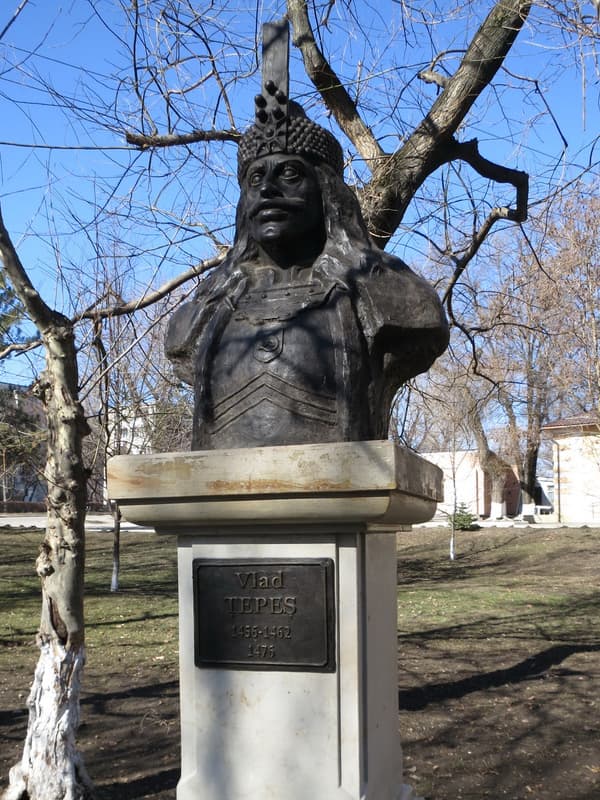 Памятник Владу Цепешу в Криково, Молдова