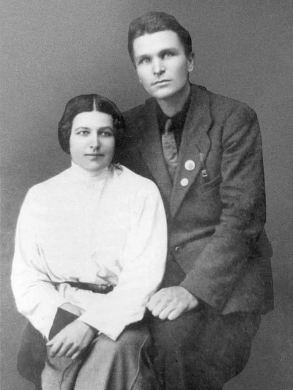 Лариса Рейснер с А. И. Брадуловым, первым секретарем кустового парткома в Горловке