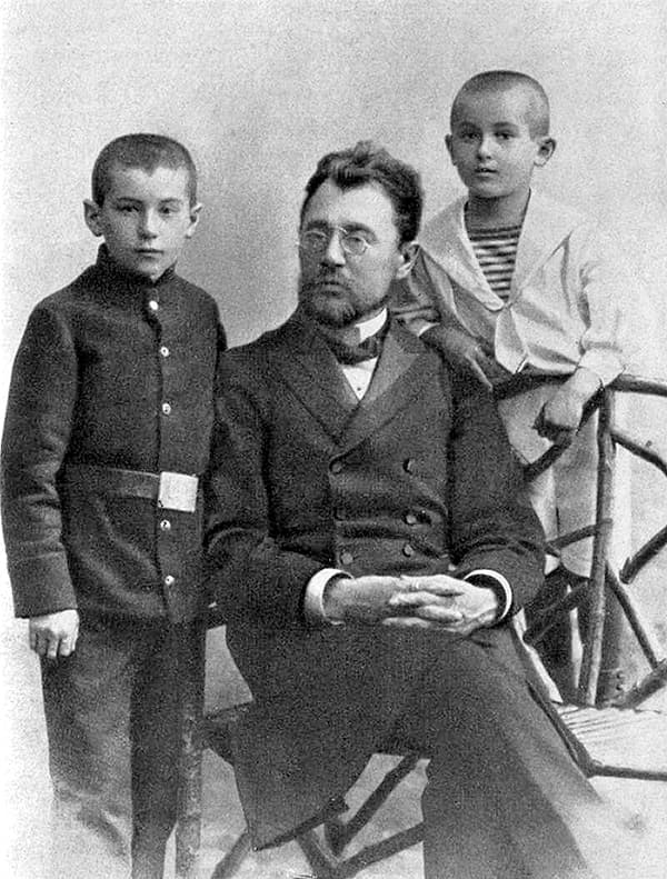 Евгений Петров в детстве с братом и отцом