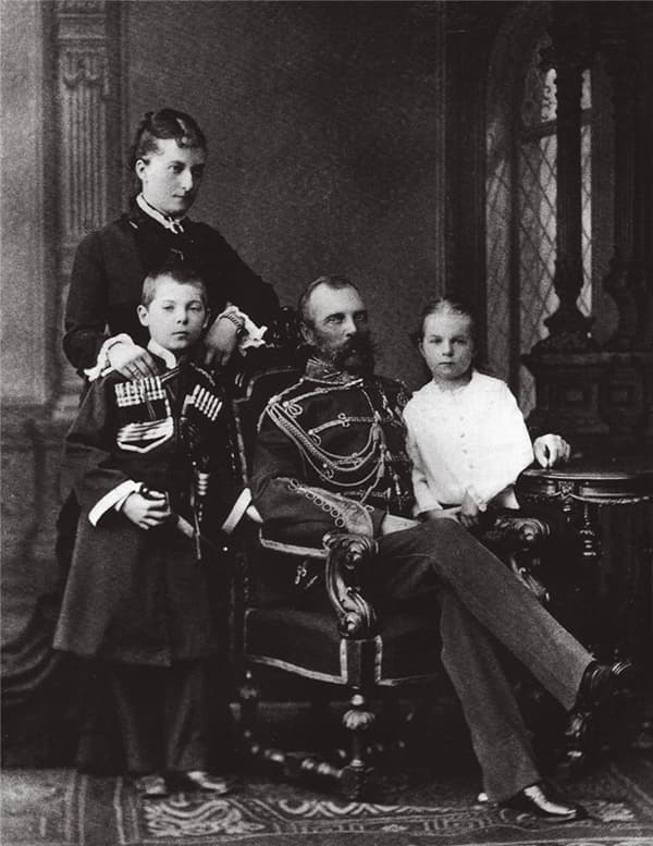 Екатерина Долгорукова и Александр II с детьми