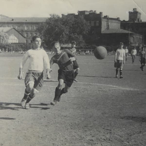 Владимир Кондрашин играет в футбол