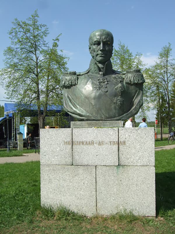 Бюст Михаилу Барклай-де-Толли перед главным зданием Бородинского музея