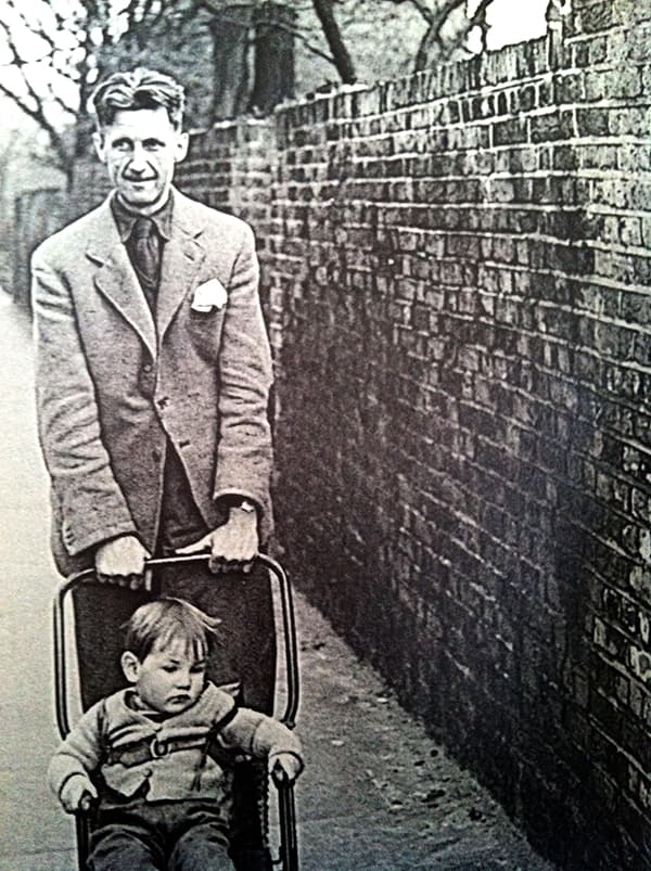 Джордж Оруэлл с сыном