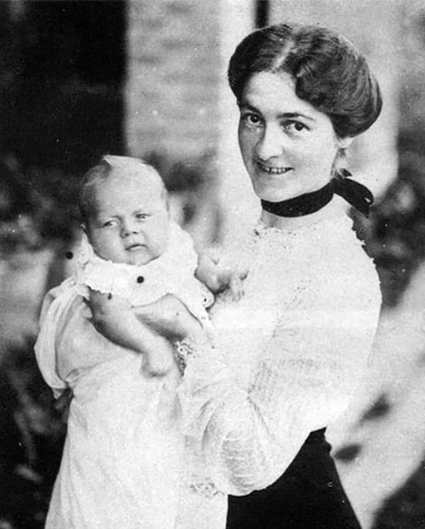 Джордж Оруэлл в детстве с мамой