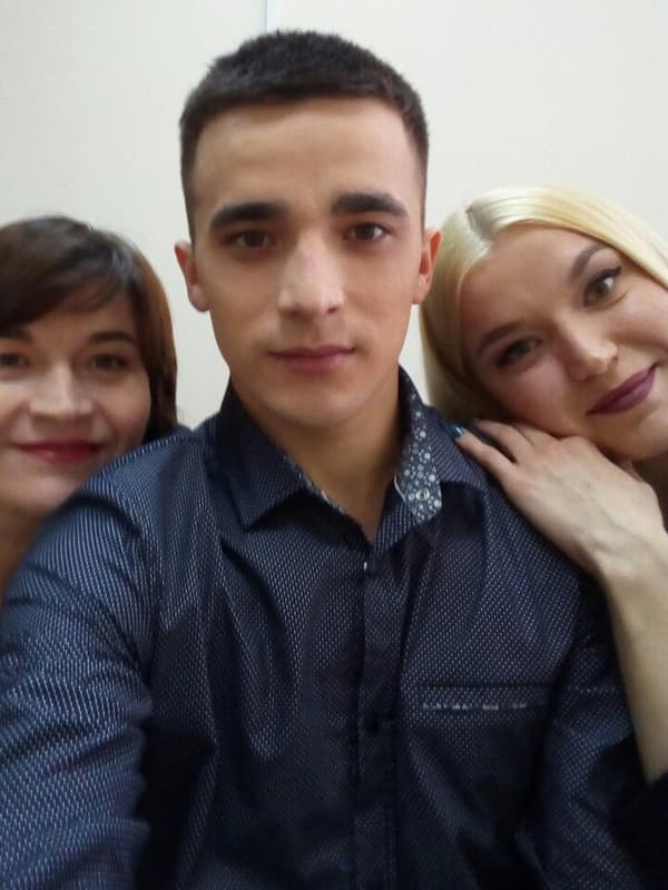 Сергей Семенов с сестрой и мамой