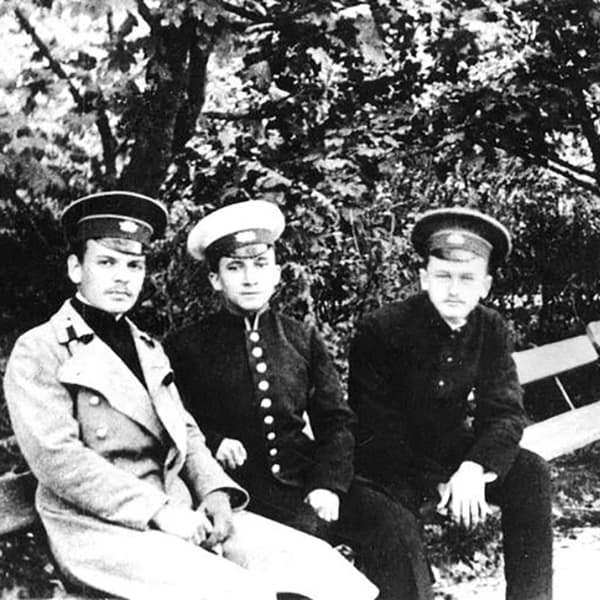 Константин Паустовский (слева) в школе