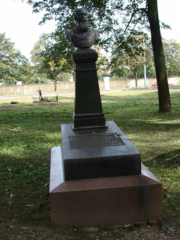 Памятник Михаилу Салтыкову-Щедрину