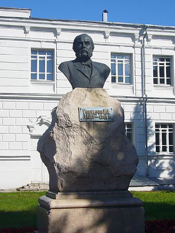 Памятник Ивану Гончарову