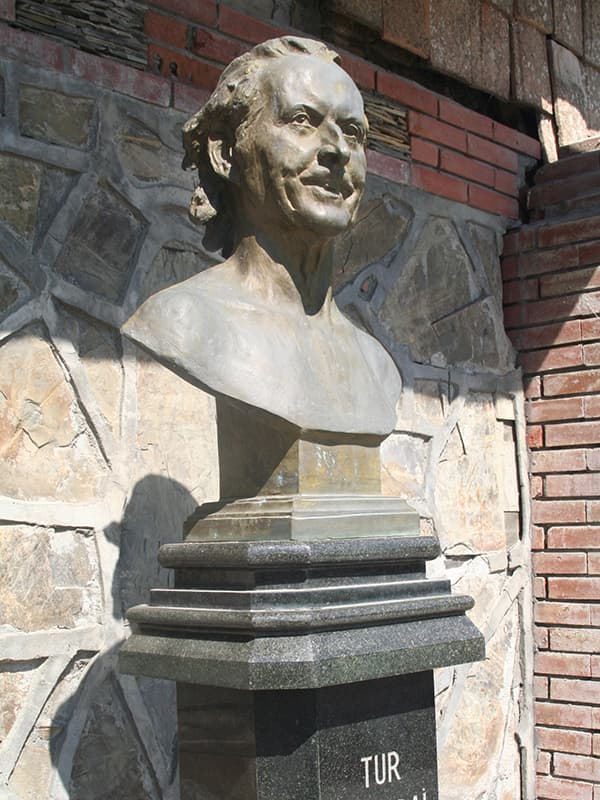 Памятник Туру Хейердалу
