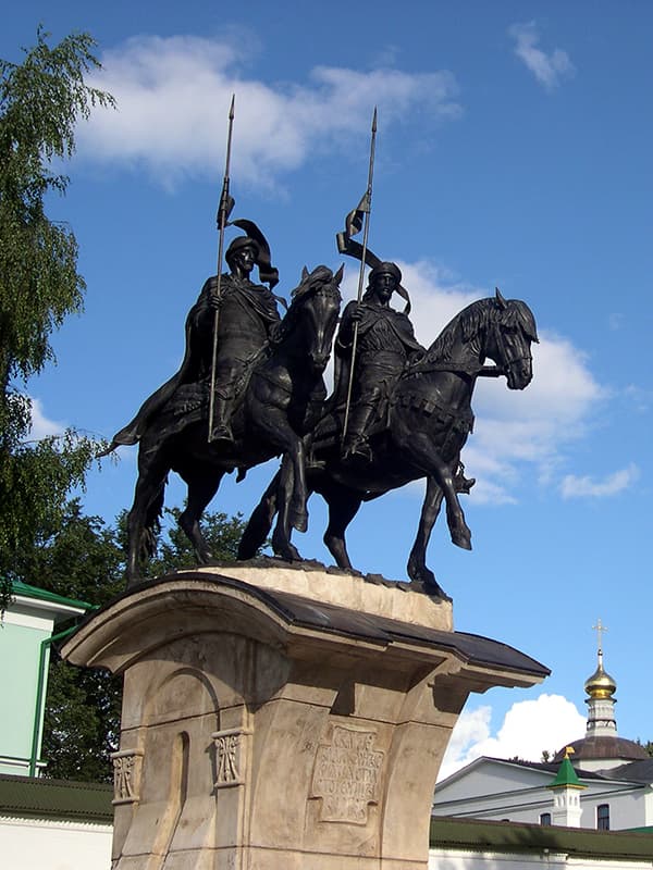 Памятник Борису и Глебу у стен Борисоглебского монастыря в Дмитрове
