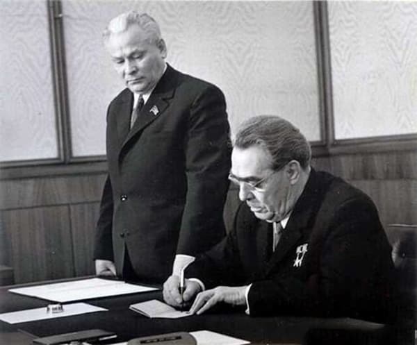 Константин Черненко и Леонид Брежнев