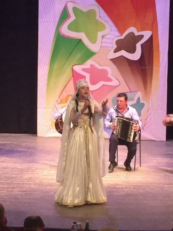 Эльвира Яхьяева на сцене