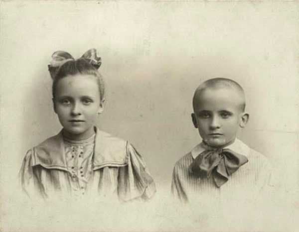 Юрий Олеша в детстве с сестрой