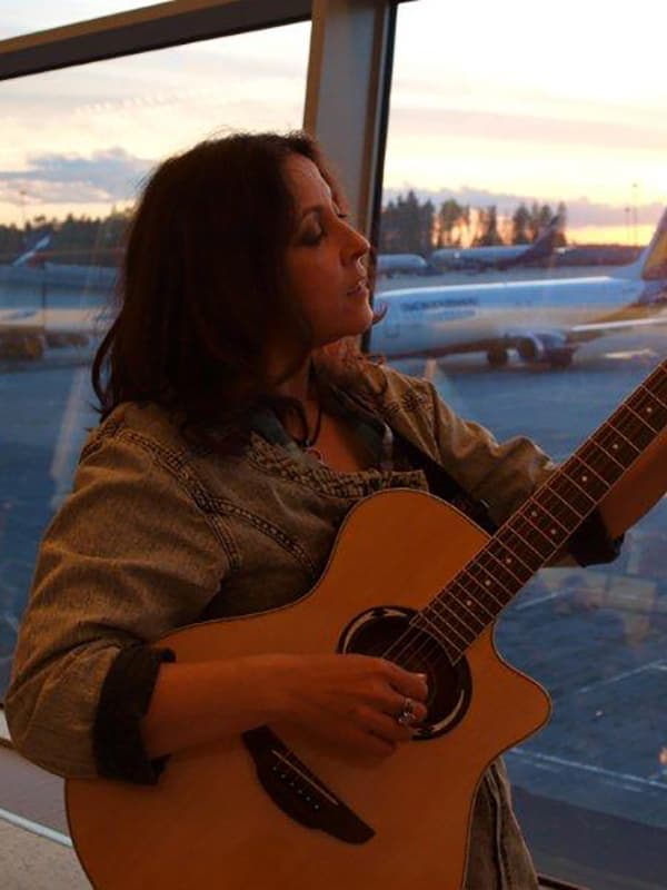Марина Капуро с гитарой
