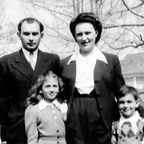 Анатолий Мукасей с родителями и сестрой