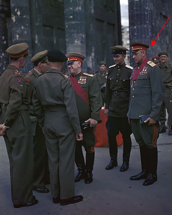 Георгий Жуков и Константин Рокоссовский в Берлине в 1945 году