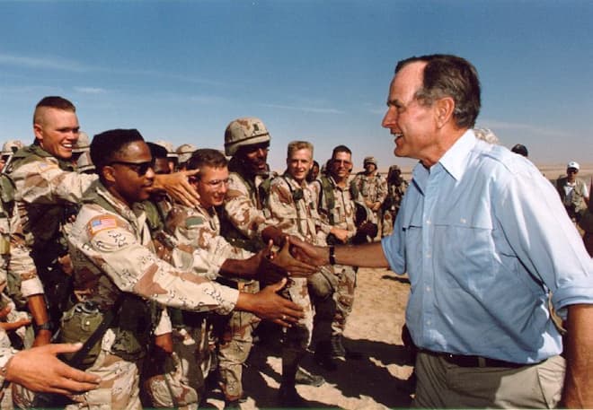 Джордж Буш-старший с американскими солдатами