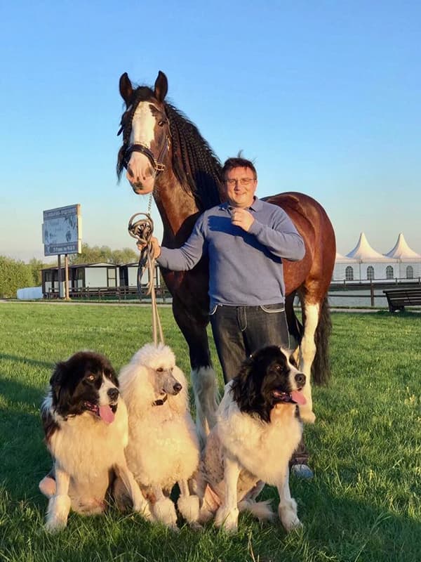 Кантемир Карамзин с лошадью и собаками
