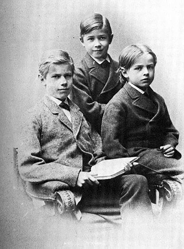 Макс Вебер в детстве с братьями