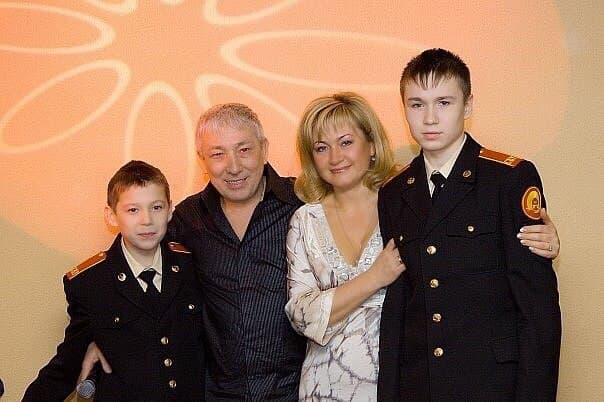 Леонид Телешев с семьей