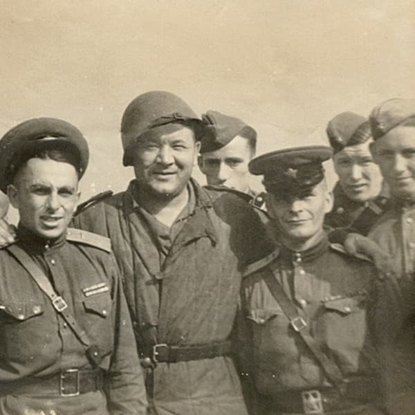 Борис Андреев с советскими воинами в Германии