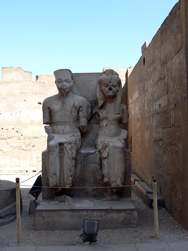 Статуи Тутанхамона и Анхсенпаатон